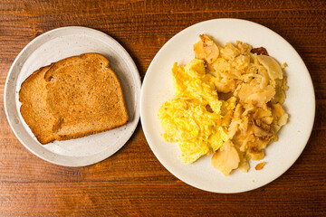 Scrambled eggs with potatoes and toast
