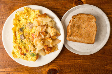 Veggie omelette with potatoes and toast