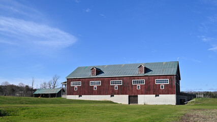 Obraz premium Agriculture landscape with red barn and blue sky