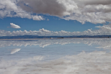 Reflejo de cielo nuboso sobre agua