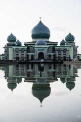 Fototapeta premium Pekanbaru, Indonesia - Oct 26, 2024: An-Nur Great Mosque is the largest mosque in Pekanbaru and has an architectural style that combines Malay, Arabic, Turkish and Indian.