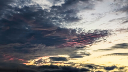 朝焼けの赤く染まった雲