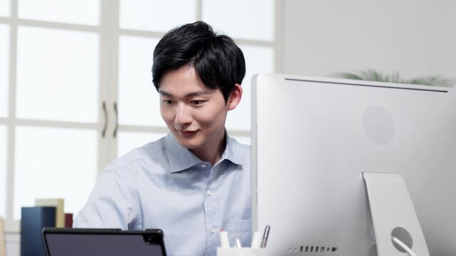 オフィスでパソコン作業をするビジネスマン