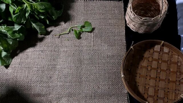 daun bayam dengan latar belakang kayu