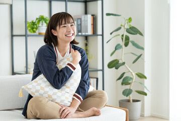 Obraz premium リビングでくつろぐ若い女性