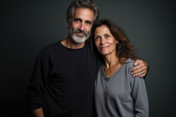 Obraz premium A man and woman are posing for a picture