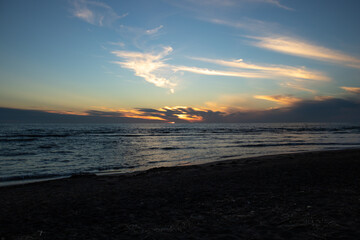 Fototapeta premium 夕暮れの海と美しい夕焼け空 