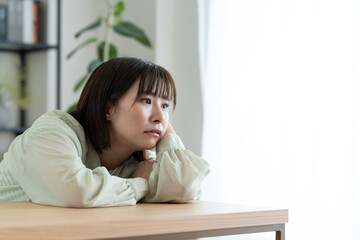 リビングで悩む若い女性