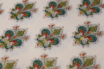 白背景のロイヤルな模様のラッピングペーパー