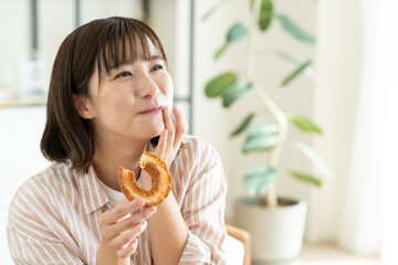 ドーナツを食べる若い女性