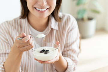 ヨーグルトを食べる若い女性