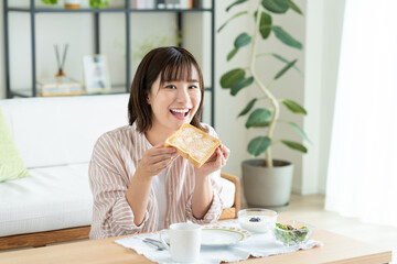 トーストを食べる若い女性