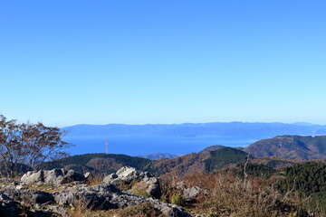 滋賀県　高室山を囲む秋の山並みと北部琵琶湖の風景