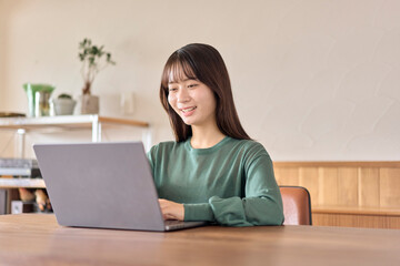 Fototapeta premium パソコン作業をする若い女性