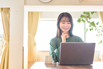 パソコン作業をする若い女性。