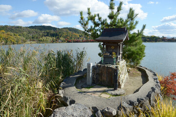 広沢池　観音島の祠　京都市右京区嵯峨
