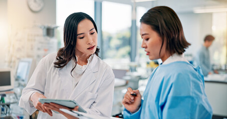 Obraz premium Clipboard, tablet or teaching with doctor and medical student in hospital for education or learning. Documents, feedback or study with mentor woman and Japanese intern student in healthcare clinic