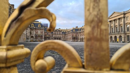 Le château de Versailles vu à travers le portail