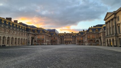 Obraz premium L'esplanade du château de Versailles au coucher du soleil