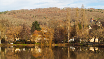 Balade le long de la rive d'un lac du Lot, pendant le coucher du soleil