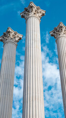 Fotograf&iacute;a vertical de columnas del templo romano en la ciudad de C&oacute;rdoba, Espa&ntilde;a