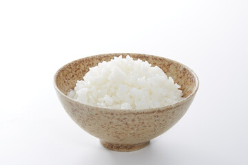 茶碗に盛られた白ご飯_白バック