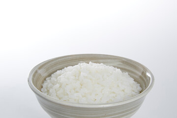 茶碗に盛られた白ご飯_白バック