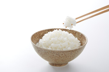 茶碗に盛られた白ご飯_白バック