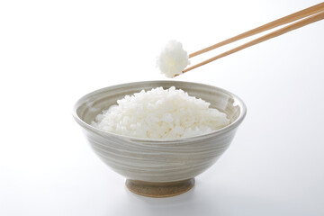 茶碗に盛られた白ご飯_白バック
