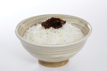 茶碗に盛られた白ご飯_白バック