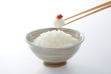 茶碗に盛られた白ご飯_白バック
