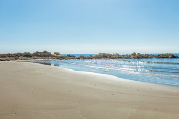 Zapallo Bay Beach: Glittering Waves, Sandy Shore, Clear Horizon