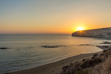 Obraz premium Sunset at Zapallo Bay: Twilight with Sun Setting Behind Mountain