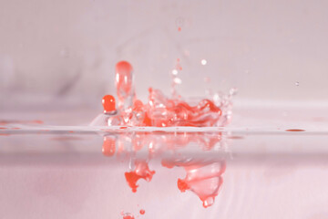 farbe tropfen wasser rot