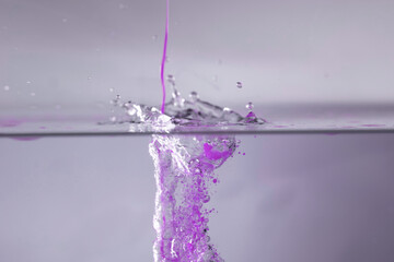 farbe tropfen wasser lila