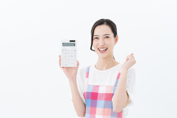 電卓を持つ若い主婦