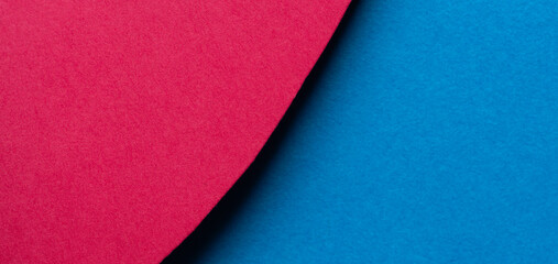 重なった赤色と青色の画用紙