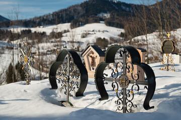 Grabkreuze auf einem Friedhof im Schnee