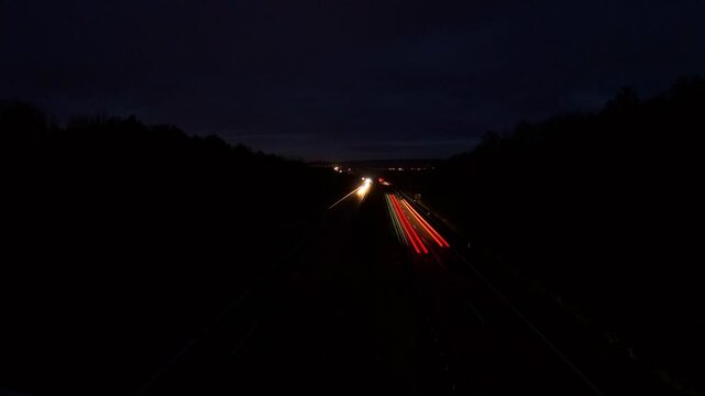 Verkehrsaufkommen auf einer Autobahn bei Nacht, Lichtspuren, Beschleunigung, Geschwindigkeit, Verkehrsdichte, Transport, Transit

