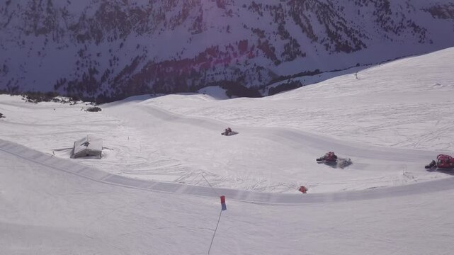Drone Dameuse pistes enneig&eacute;es