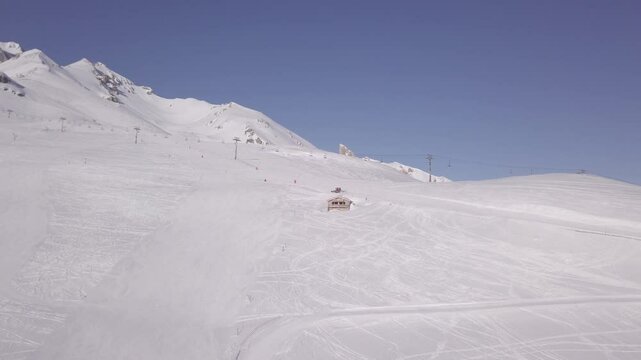 Drone Dameuse pistes enneig&eacute;es