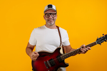 Obraz premium Adult man with his red electric guitar.