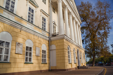 Obraz premium Building with Columns and large windows under an autumn sky. Irkutsk city, downtown historical building.