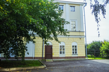 Obraz premium Historical architecture in Irkutsk showcases classic design and charm of the region