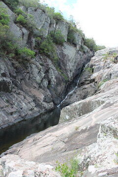 Salto del penitente en las sierras de minas, naturaleza y tranquilidad, bosque natural con arboles  y rio en un soleado dia. La paz de la naturaleza uruguaya en las sierras. Villa serrana uruguay
