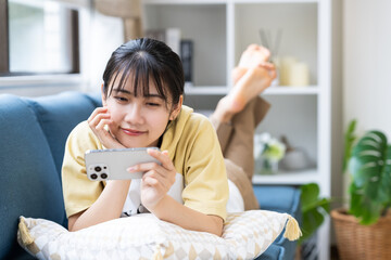 スマホで動画を見る若い女性