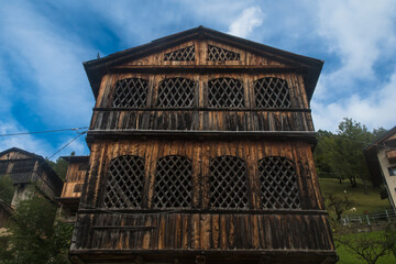 Fototapeta premium Una tipica casa di legno del borgo di Fornesighe in Val di Zoldo nelle Dolomiti bellunesi