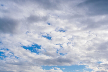 Obraz premium 秋雨の午後の曇り空と青空01