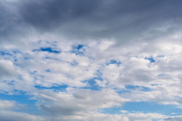 Obraz premium 秋雨の午後の曇り空と青空04