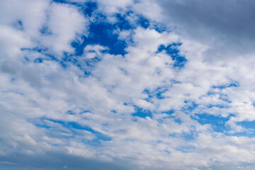 Obraz premium 秋雨の午後の曇り空と青空13